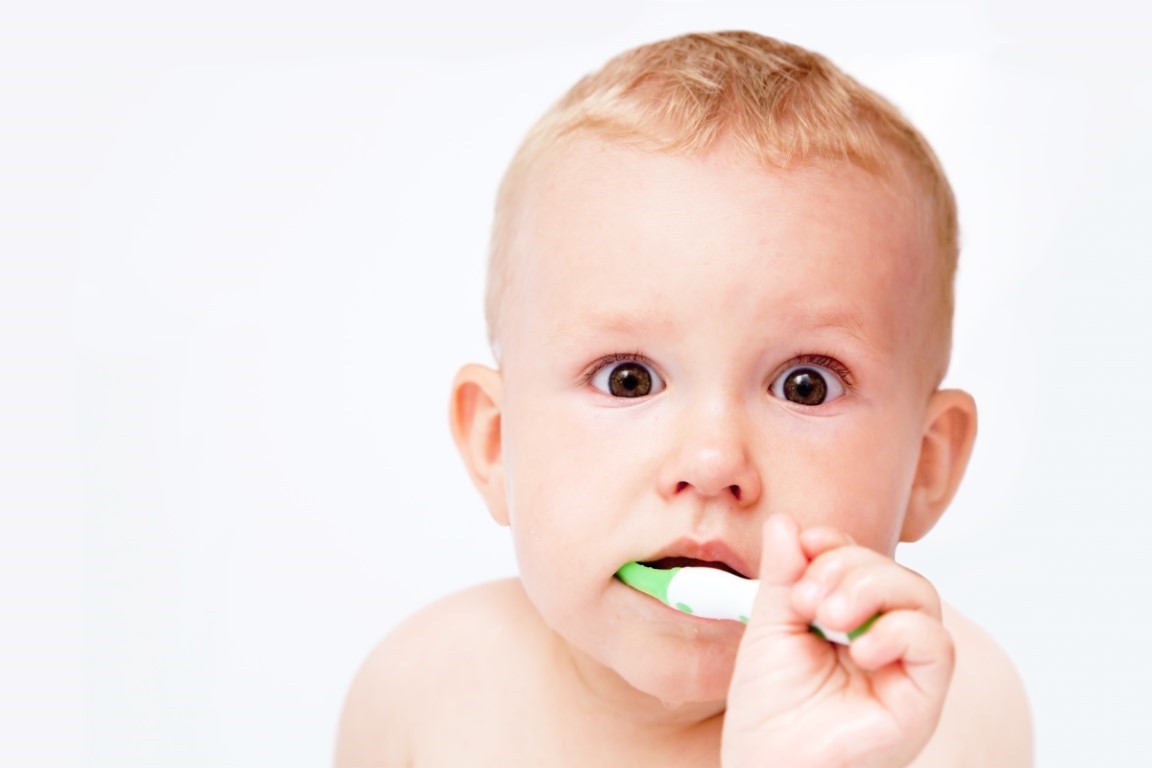 איך מלמדים את הילדים לצחצח שיניים
